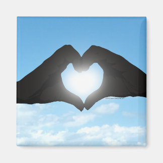 Aimant Mains en forme de coeur Silhouette sur ciel bleu