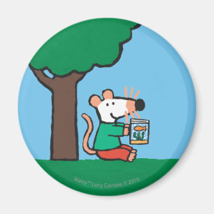 Aimant Maisy Lit Son Livre De Bibliothèque En Dehors