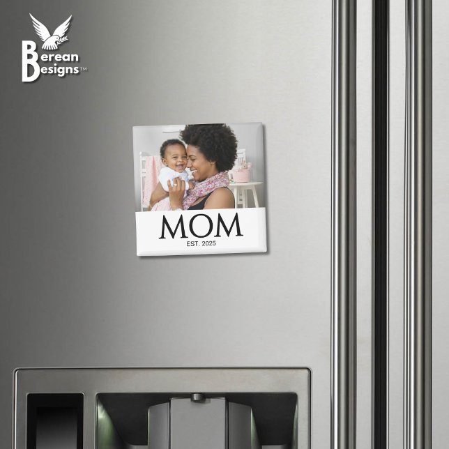 Aimant Maman a créé un cadeau photo (MOM ESTABLISHED Magnet with customizable photo and year. Ideal gift for Mother's Day and mom groups.)