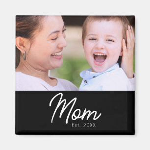 Aimant Maman a établi une photo en noir avec un script mi