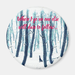 Aimant Marcher À Travers La Forêt De Neige