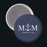 Aimant Mariage Ancre bleu marine<br><div class="desc">Ajoutez une touche élégante à votre mariage nautique avec cette faveur de mariage marine bleu ancre classique. Conçu avec une illustration d'ancre blanche, il présente un monogramme personnalisé de mariée et de mariée, le nom et la date du mariage dans une police serif blanche sur un arrière - plan bleu...</div>