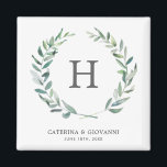 Aimant Mariage de couronne de Monogramme vert rustique<br><div class="desc">Aimant de mariage rustique et élégant avec votre monogramme à l'intérieur d'une aquarelle verte peinte verdure couronne sur un arrière - plan blanc. Un design botanique moderne,  parfait pour un mariage d'été. Ces magnets monogrammes personnalisés font de grands mariages faveurs que vos invités voudront garder.</div>