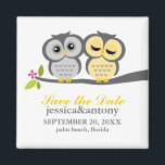 Aimant Mariage des Chouettes gris et jaunes<br><div class="desc">Des magnets personnalisés avec un adorable couple de chouettes perchés sur une branche d'arbre peuvent être utilisés comme enregistrer les annonces de date, faveurs, cadeaux de demoiselle d'honneur, etc. Parfait pour les mariages, les douches nuptiales, les fêtes de bachelorette, les fêtes d'anniversaire, les valentines, etc. Plus de choix de couleurs...</div>