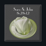 Aimant Mariage Fleur Tulipe Blanche Faveur<br><div class="desc">Délicat tulipe blanche sur un arrière - plan noir enregistrer la date mariage faire-part favoriser l'aimant de réfrigérateur. Remplissez vos informations dans le modèle. Apportez plus de modifications à la taille, au style et à la couleur du texte et de la police en cliquant sur Personnaliser. Si vous avez des...</div>