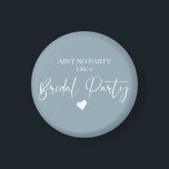 Aimant Mariage minimaliste de calligraphie<br><div class="desc">Design propose un script moderne de calligraphie fine avec l'expression Ain't No Party Like a Bridal Party sur un fond bleu nuage muet. Idéal pour la fête de bachelorette et la fête de la mariée pour être.</div>