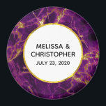 Aimant Mariage moderne violet et or marbre Abstrait<br><div class="desc">Aimant avec une belle motif abstraite au design marbré. Des couleurs violettes riches se mélangent avec des rubans tourbillonnants d'or faux,  mélangeant et mélangeant les couleurs tout au long du design. Un cercle avec une fausse bordure en feuille d'or superposée avec votre texte personnalisé à l'intérieur.</div>