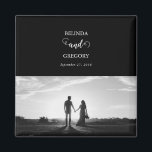 Aimant Mariage photo moderne en noir et blanc<br><div class="desc">Un magnifique script de calligraphie noir et blanc présentant la photo du couple. Un design photo mariage moderne avec des éléments minimalistes simples. Un design mariage moderne idéal pour toute personne qui aime la calligraphie script, les designs noir et blanc et la papeterie photo mariage. Des invitations de mariage et...</div>