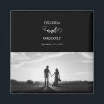 Aimant Mariage photo moderne en noir et blanc<br><div class="desc">Un magnifique script de calligraphie noir et blanc présentant la photo du couple. Un design photo mariage moderne avec des éléments minimalistes simples. Un design mariage moderne idéal pour toute personne qui aime la calligraphie script, les designs noir et blanc et la papeterie photo mariage. Des invitations de mariage et...</div>