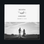 Aimant Mariage photo moderne en noir et blanc<br><div class="desc">Un magnifique script de calligraphie blanc et noir présentant la photo du couple. Un design photo mariage moderne avec des éléments minimalistes simples. Un design mariage moderne idéal pour toute personne qui aime la calligraphie script, les designs noir et blanc et la papeterie photo mariage. Des invitations de mariage et...</div>