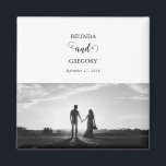 Aimant Mariage photo moderne en noir et blanc<br><div class="desc">Un magnifique script de calligraphie blanc et noir présentant la photo du couple. Un design photo mariage moderne avec des éléments minimalistes simples. Un design mariage moderne idéal pour toute personne qui aime la calligraphie script, les designs noir et blanc et la papeterie photo mariage. Des invitations de mariage et...</div>