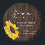 Aimant Mariage Rustique Conception De Tournesol Design En<br><div class="desc">Simple et élégamment rustique sont les mots que j'utiliserais pour décrire cet aimant Save The Date... avec un tournesol unique, sur un design rustique en bois, entouré d'élégantes calligraphies de script. Ce design chic boho unique est une façon amusante d'annoncer votre fiançailles et de préparer le terrain pour une journée...</div>