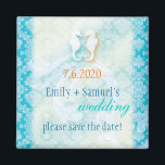 Aimant Mariage Seahorse de plage Enregistrer la date<br><div class="desc">Whimsical et mignon couple de chevaux de mer, étoiles de mer, vagues de l'océan avec un élégant motif damassé en aqua, turquoise, nuances bleues conçu sur coutume Mariage Enregistrer la date Invitation Magnets. De belles créatures marines et un motif damassé flamboyant dans l'arrière - plan ont l'atmosphère parfaite pour votre...</div>