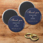 Aimant Mariage simple élégant bleu foncé Merci<br><div class="desc">Mariage simple élégant bleu foncé Merci aimant. Cet élégant aimant est une grande faveur de mariage pour vos invités mariages. Arrière - plan bleu foncé avec texte dans un script moderne. Vous pouvez facilement customiser tout le texte - le personnaliser avec le nom de la mariée, le nom du marié...</div>