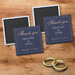 Aimant Mariage simple élégant bleu foncé Merci<br><div class="desc">Mariage simple élégant bleu foncé Merci aimant. Cet élégant aimant est une grande faveur de mariage pour vos invités mariages. Arrière - plan bleu foncé avec texte dans un script moderne. Vous pouvez facilement customiser tout le texte - le personnaliser avec le nom de la mariée, le nom du marié...</div>