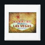 Aimant Marié dans Fabulous LAS VEGAS<br><div class="desc">En utilisant l'emblème Bienvenue à Las Vegas,  voici un design amusant avec Marié dans Fabulous Las Vegas Nevada. Décor parfait pour les douches nuptiales,  mariages,  fêtes et soirées bachelorette.</div>