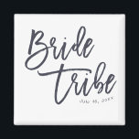Aimant Mariée Tribe moderne et simple manuscrite<br><div class="desc">Composé de serif et de la typographie cursive joueuse. Le tout sur fond d'arrière - plan blanc. Ce design est simple,  moderne et amusant ! Il est conçu par White Paper Birch Co.,  exclusif pour Zazzle. Disponible ici : http://www.zazzle.com/store/whitepaperbirch</div>