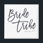 Aimant Mariée Tribe moderne et simple manuscrite<br><div class="desc">Composé de serif et de la typographie cursive joueuse. Le tout sur fond d'arrière - plan blanc. Ce design est simple,  moderne et amusant ! Il est conçu par White Paper Birch Co.,  exclusif pour Zazzle. Disponible ici : http://www.zazzle.com/store/whitepaperbirch</div>