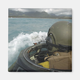 Aimant Marine des USA conduisant un véhicule d'assaut