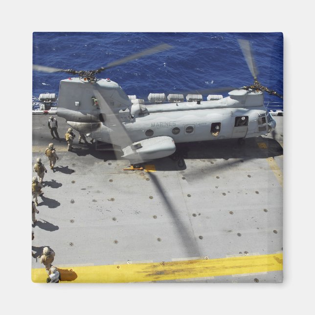 Aimant Marines embarquent un hélicoptère CH-46E Sea Knigh (Devant)