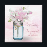AIMANT MASON JAR WATERCOLOR ROSE POIS DOUX<br><div class="desc">Sweet Pea Wedding Favor Magnet - Vintage pot de mason bleu attaché avec une ficelle jute et un bouquet de fleurs de pois sucrés dans les tons pastel crème et rose placé devant un trait d'aquarelle rose peint arrière - plan. © 2015 Couleur d'aquarelle originale de WhimsicalArtwork™ Parfait pour ce...</div>