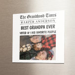 Aimant Meilleur grand-père toujours personnalisé - titre<br><div class="desc">Célébrez grand-père dans le style avec cet aimant photo personnalisé sur le thème du journal ! Conçu pour ressembler à la première page du Grandhood Times, ce keepsaké comporte un nom personnalisé, un titre et une photo. Il s’agit d’une idée de cadeau amusante et réconfortante de la part de petits-enfants...</div>