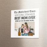 Aimant Meilleure Maman Jamais Journal Personnalisé Nom et<br><div class="desc">Mets maman dans les gros titres - littéralement ! Cet aimant photo carré hilarant et sincère est présenté comme une page d'accueil d'un journal vintage et comporte votre nom, votre photo et le titre gras "Best Mom Ever - Voted #1 by Her Favorite People". Parfait comme petit cadeau, mais significatif,...</div>