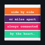 Aimant Meilleurs amis côte à côte ou Miles Apart Citation<br><div class="desc">Amitié : aimant de citation avec la citation "côte à côte ou à des kilomètres de distance,  toujours connecté par le coeur" dans un motif rayé coloré. Visitez notre magasin pour voir toute notre collection de magnets inspirants.</div>