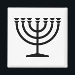 Aimant Menorah juive (symbole du judaïsme)<br><div class="desc">Ce dessin illustre une menorah, utilisée par les Juifs pour célébrer les huit jours fériés d'Hanoukka. La menorah est un chandelier à neuf branches qui est allumé pendant Hanoukka. Huit des neuf branches ont des lumières (bougies ou lampes à huile) qui symbolisent les huit nuits du jour férié ; chaque...</div>