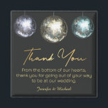 Aimant merci boules de disco noires mariage doré<br><div class="desc">déco de fond par freepik.com
trois boules disco élégantes : bleue,  jaune,  rose et violette ,  fond noir doré aimant avec message de remerciement.</div>