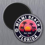 Aimant Miami Beach Floride Retro Sunset Souvenirs 60s<br><div class="desc">Miami Beach Florida Vintage 60s Souvenirs. Miami Beach Floride - Retro Tropical Palm Tree 60s Souvenirs design Vintage fait un grand cadeau de Noël ou d'anniversaire pour les fans de Miami Beach plage. Le design rétro de l'ambiance estivale est un cadeau parfait pour les amateurs de voyage et de destination...</div>