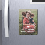 Aimant Mignonne COEUR AIME-TOI MÈRE Fête des mères<br><div class="desc">Le Magnet de la Fête des Mères mignonne HEART LOVE YOU MOM présente votre photo préférée avec le texte "(coeur d'amour) you Mom" en texte blanc moderne avec vos noms ci-dessous. Personnalisez en modifiant le texte dans la zone de texte fournie et en ajoutant votre propre image. Conçu par ©2022...</div>