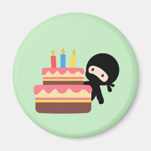 Aimant Minuscule Ninja derrière le gâteau d'anniversaire