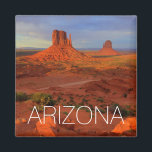 Aimant Mittens, Monument valley, AZ<br><div class="desc">Les célèbres Mittens,  carte de visite du Parc tribal de Monument Valley,  Utah et Arizona. | Jerry Ginsberg / superstock.com</div>