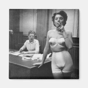Aimant Modèle de lingerie fumant dans un bureau