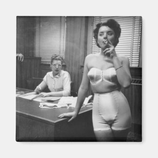 Aimant Modèle de lingerie fumant dans un bureau