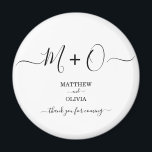 Aimant Moderne Élégante calligraphie Monogramme Mariage<br><div class="desc">Personnalisez cet aimant de mariage moderne et élégant avec un monogramme/duogramme joint par des swashes décoratifs. Parfait cadeau de cadeaux pour vos invités sur votre mariage formel.</div>