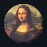 Aimant Mona Lisa<br><div class="desc">Voici la "Mona Lisa",  peinte par Léonard de Vinci en 1505. Il est de 30 x 21 pouces et est peint en huiles sur un morceau de bois de peuplier. Vous pouvez le voir ici ou au Louvre à Paris,  France.</div>