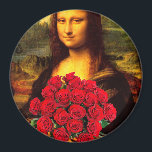 Aimant Mona Lisa Avec Bouquet De Roses Rouges<br><div class="desc">rose rouge est un symbole pour l'amour,  la beauté,  le courage et le respect,  l'amour romantique,  Félicitations,  "Je t'aime",  "Travail bien fait",  l'amour sincère,  le respect,  le courage et la passion</div>