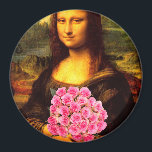 Aimant Mona Lisa With Bouquet Of Pink Roses<br><div class="desc">pink rose is a symbole for Appreciation,  "Thank you",  Grace,  Perfect Happiness,  Admiration,  Gentleness,  "Please Arbitraire Me",  Gladness,  Joy,  Sweetnes</div>