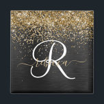 Aimant Monogramme à étincelle noire à Parties scintillant<br><div class="desc">Personnalisez facilement ce design élégant et branché d'aimant avec une jolie parties scintillant dorée brillante sur un arrière - plan métallique brossé noir.</div>