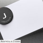 Aimant Monogramme classique noir minimal rond<br><div class="desc">L'aimant personnalisé dispose d'un arrière - plan noir avec vos initiales et nom en typographie blanche pour un look professionnel classique simple.</div>
