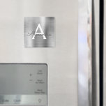 Aimant Monogramme de nom en métal brossé argenté<br><div class="desc">Aimant de fête à monogramme en métal brossé et feuille métallique argentée. C'est le cadeau idéal pour un 16e anniversaire, un mariage, une douche de mariée, un anniversaire de mariage, une baby shower ou une soirée d'enterrement de vie de jeune fille pour quelqu'un qui aime le luxe clinquant et les...</div>