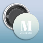 Aimant Monogramme moderne Nom initial Turquoise Aqua Grad<br><div class="desc">La typographie moderne minimaliste monogramme design de nom initial qui peut être modifié pour personnaliser. Blanc sur un arrière - plan turquoise à bleu marine dégradé.</div>