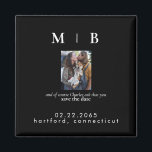 Aimant Monogramme photo pour animaux de compagnie Noir En<br><div class="desc">Simple et élégant Noir avec Monogramme noir Enregistrer la Date. Mariage. Prénom et nom. Couple avec photo d'animal de compagnie. Animaux de compagnie inclus dans l'invitation. Magnet.</div>