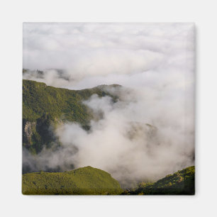 Aimant montagnes de Madère dans des nuages brumeux, natur