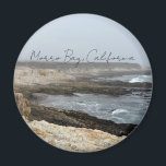Aimant Morro Bay California Coastal Photography<br><div class="desc">A foggy overcast day in Morro Bay California with the ocean waves hitting the rocks on the shore in this beach photograph souvenir. This seaside travel photo keepsake magnet features black cursive script above the beach rocks and grey sky.</div>