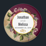 Aimant Motif en marbre d'or et Mariage de fleurs de Bourg<br><div class="desc">Une faveur de mariage / enregistrer l'aimant de date. Conçu avec un motif en marbre doré et une solide couleur bordeaux, en diagonale. Un cercle avec une bordure en feuille d'or qui est superposé sur un joli bouquet fleuri avec roses, oeillets et autres fleurs. Une paire de mariages sonne à...</div>