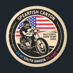 Aimant Moto Spefish Canyon Dakota du Sud<br><div class="desc">Le canyon à poisson rouge fait dans un emblème vintage,  de style angoissant. Escalade graduelle de la ville de Spearfish à la limite nord des Black Hills,  ce canyon est l'une des portes d'entrée au coeur d'une ancienne chaîne de montagnes.</div>