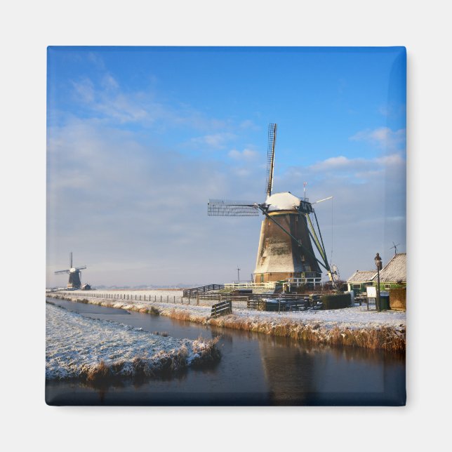 Aimant Moulin à vent dans la neige dans un paysage hivern (Devant)